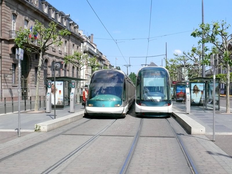 Strasbourg Broglieplatz - 
Beide Tramgenerationen auf einem Bild: links EuroTram unterwegs auf Linie A-Elsau und rechts die neuere Citadis-Tram unterwegs  auf Linie C-Esplanade

06.05.2007