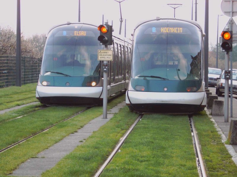 Strasbourg-Elsau Wendegleise (Zustand am 18.4.2006 frhmorgens).

Die linke Eurotram ist gerade von Hoenheim-Gare gekommen.
Bei der rechten Tram ist der Fahrer bereits in die Fhrerkabine am anderen Ende umgestiegen, um in Krze abzufahren.