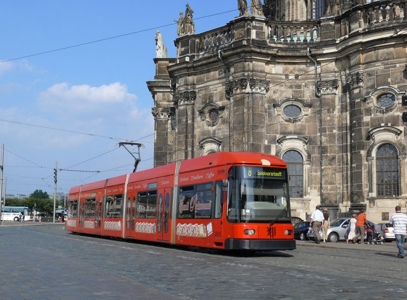 Stra�enbahn als Vollwerbetr�ger f�r B�ckerei Konditorei Kaffee Emil Reimann auf der Linie 8 nach S�dvorstadt - Dresden neben der Hofkirche, 26.08.2007

