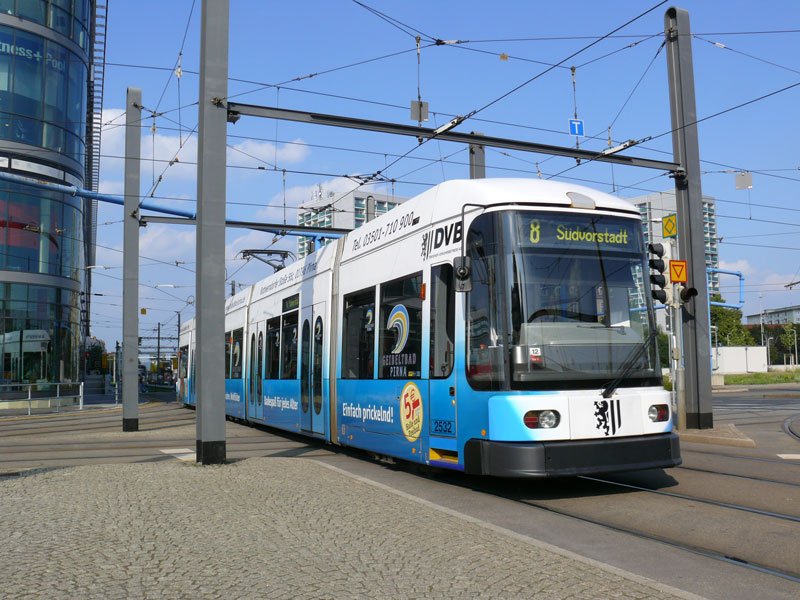 Stra�enbahn als Vollwerbetr�ger f�r das Geibeltbad Pirna  Badespa� f�r jedes Alter - einfach Prickelnd  auf der Linie 8 nach S�dvorstadt; - Dresden Hauptbahnhof, 26.08.2007
