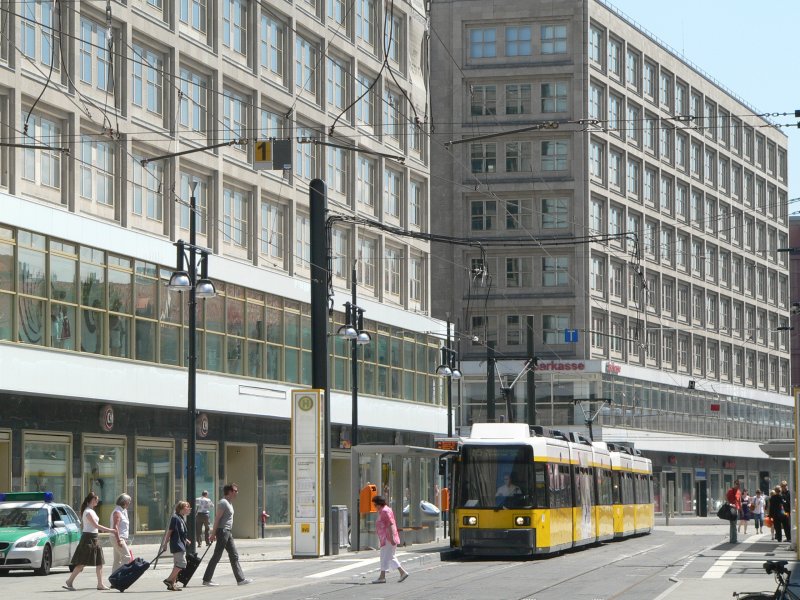 Straenbahn am Alexanderplatz vor dem Berolinahaus. 10.6.2007