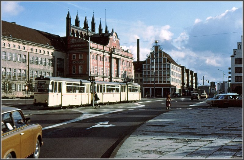 Strassenbahn am neuen Markt in Rostock. Man beachte das schrge Mittelteil beim Triebwagen und die Geschwindigkeitsanzeige. (Archiv 10/84)