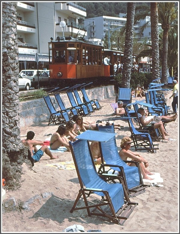 Strassenbahn am Strand von Soller. (Archiv 06/89)