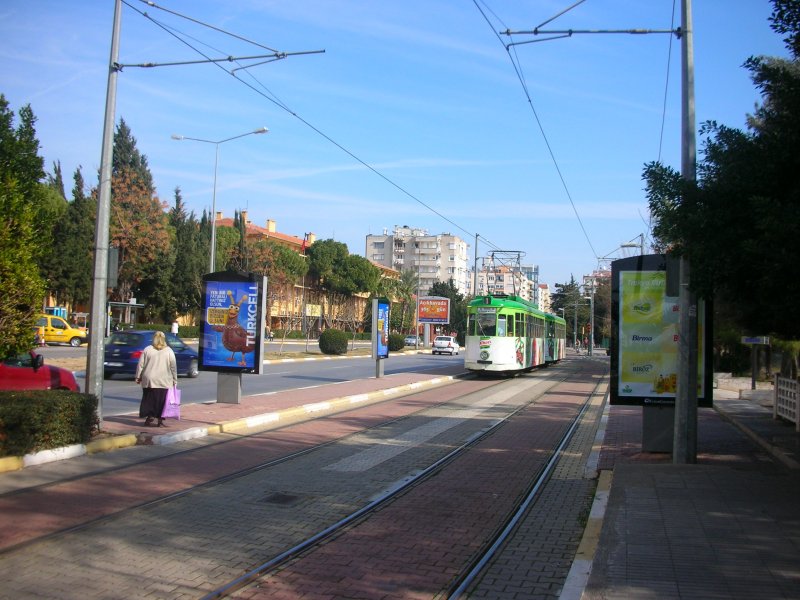 Straenbahn Antalya - Tw 1 + Bw 2 (ex Nrnberg 231+1553)
in der Haltestelle Meslek Lisesi am 6.2.08. In Antalya gibt es derzeit nur eine Linie. Das Linienschild ist die Wagennummer!