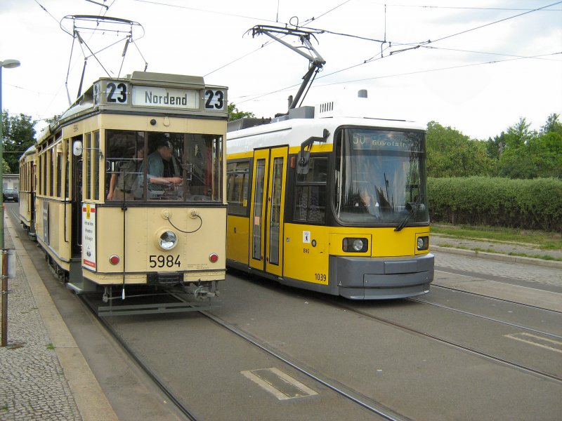 Strassenbahn berlin: ALT und NEU in der Wendeschleife Bjrnsonstrasse, Sommer 2007