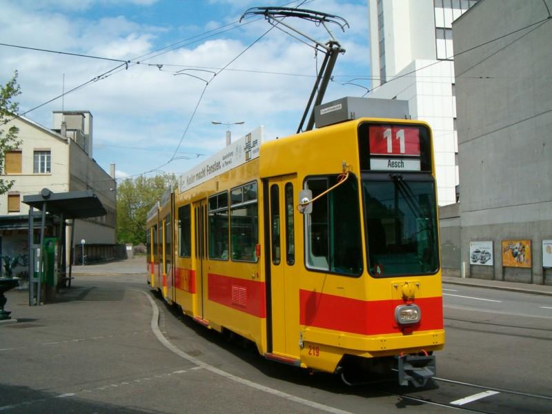 Strassenbahn der BLT in  Basel, St. Louis Grenze  am 01.05.2004 (Das Tram befindet sich ca. 50-100 Meter von der Grenze zu Frankreich entfernt)