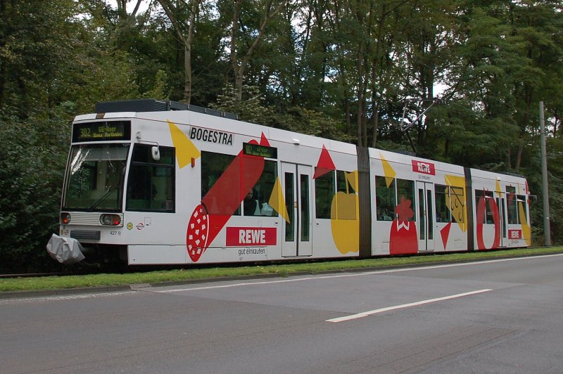 Straenbahn der BOGESTRA 427A auf der Linie 302 mit Ziel Gelsenkirchen-Buer Rathaus an der Kurt-Schumacher-Allee in Gelsenkichen am 11.09.2007.