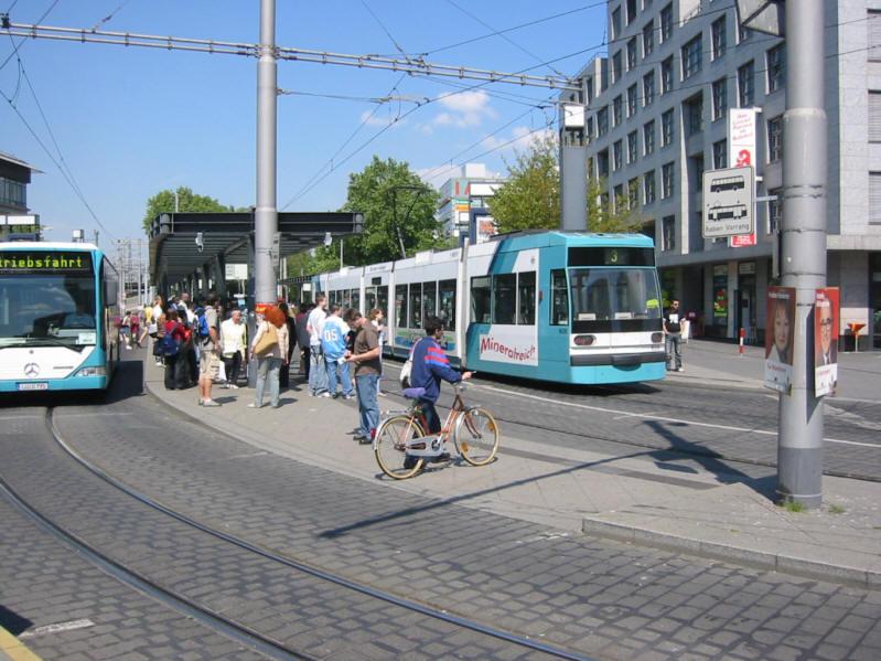 Straenbahn- und Bushaltestelle beim Mannheimer Hauptbahnhof, aufgenommen am 29.05.2004.
