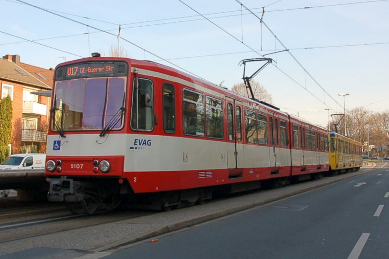 Stra�enbahn der Essener Verkehrs-AG (EVAG) mit der Nummer 5107 mit einem weiteren Triebwagen in aktueller, gelber Farbgebung in Gelsenkirchen an der Schmalhorststra�e. Gesehen am 28.11.2007.