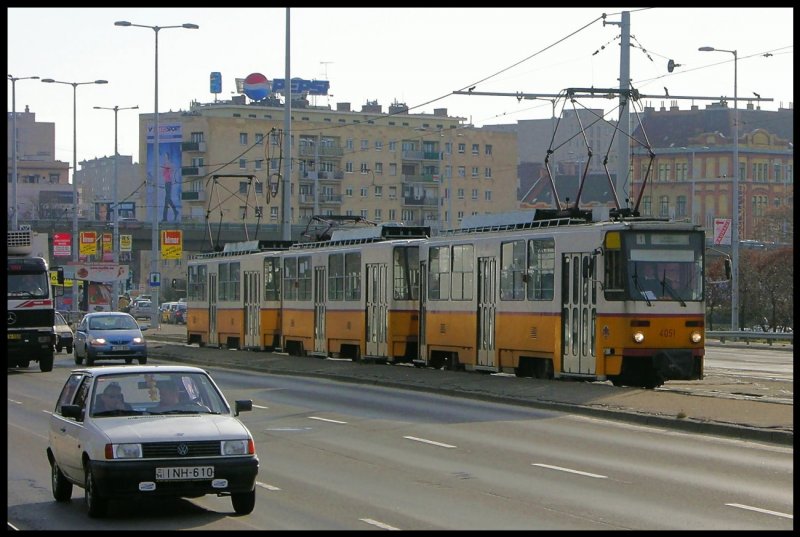 Straenbahn-Garnitur 4051 knapp vor der berquerung der Donau ber die Arpad Brcke. 20.12.2008