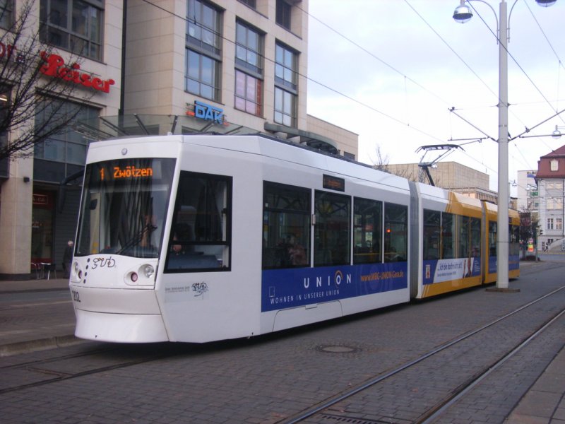 Straenbahn Gera: NGT8G - Wagen 202 in Gera unterwegs als Linie 1 kurz nach Verlassen der Haltestelle Heinrichstrae. Datum: 03.01.2008.