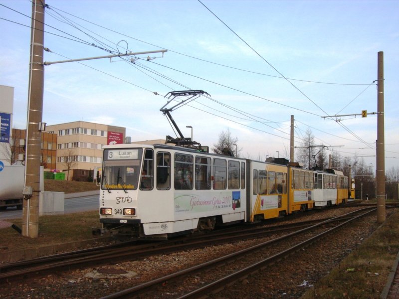 Straenbahn Gera: Tatra Straenbahn Triebwagen KTNF8 Nummer 349 mit Niederflurmittelteil kurz nach Verlassen der Endhaltestelle Bieblach - Ost. Datum: 03.01.2008.
