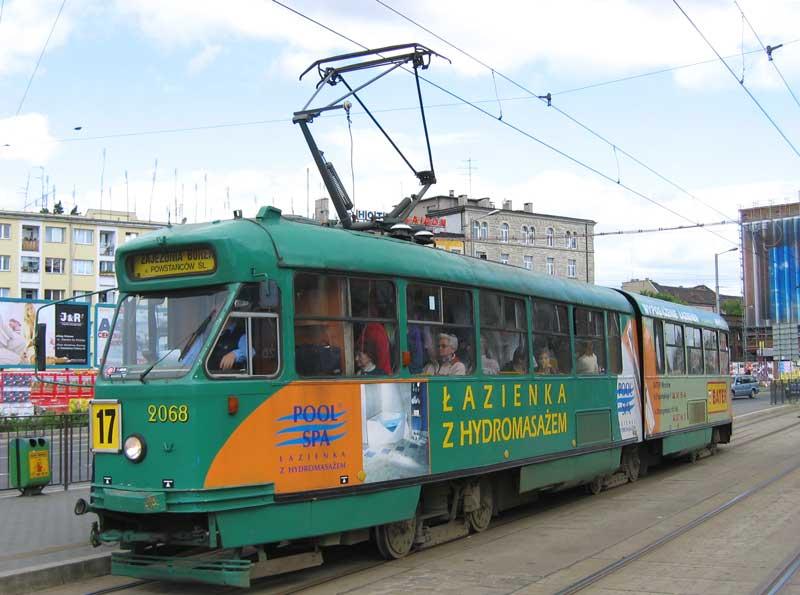 Straenbahn-Gliedertriebwagen Linie 17 an der Haltestelle Plac Dominikanski (ehem. Dominikaner Platz) - Breslau, 01.06.2005

