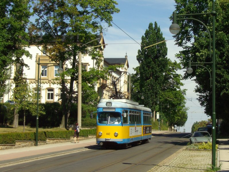 Straenbahn Gotha: Straenbahn Triebwagen Nummer 442 kurz vor Erreichen der Haltestelle Hauptbahnhof. Datum: 06.08.2008.