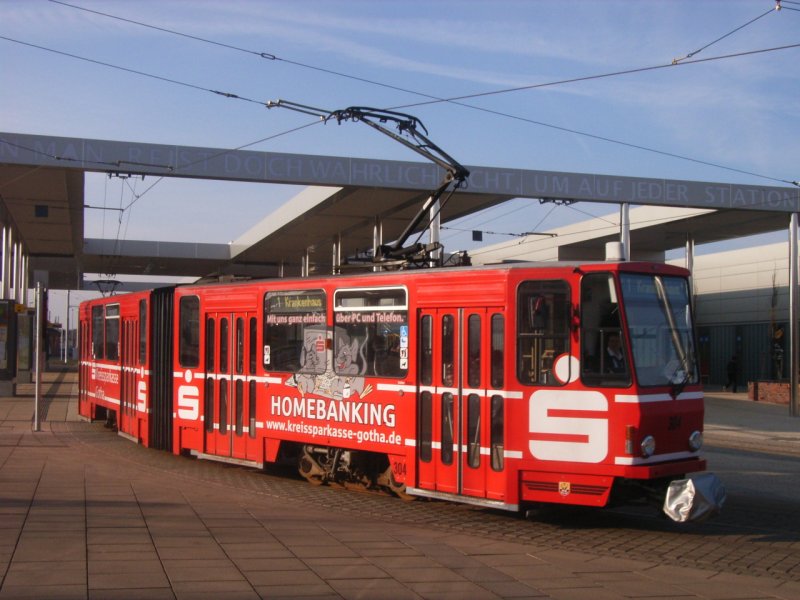 Straenbahn Gotha: Tatra Straenbahn Triebwagen Nummer 304 kurz nach Verlassen der Haltestelle Hauptbahnhof. Datum: 03.01.2008.