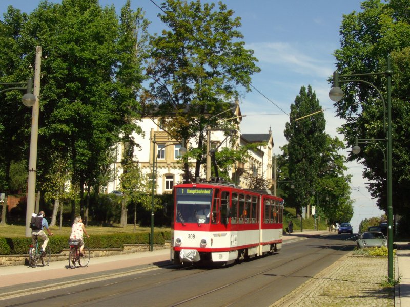Straenbahn Gotha: Tatra Straenbahn Triebwagen Nummer 309 kurz vor Erreichen der Haltestelle Hauptbahnhof. Datum: 06.08.2008.