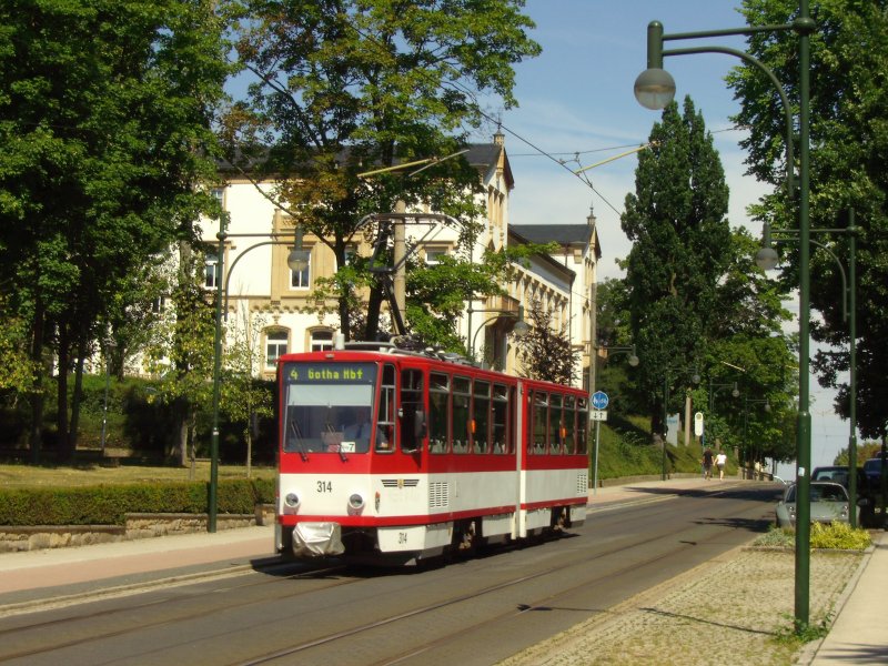 Straenbahn Gotha: Tatra Straenbahn Triebwagen Nummer 314 kurz vor Erreichen der Haltestelle Hauptbahnhof. Datum: 06.08.2008.
