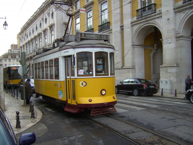 Straenbahn der Linie 18E in Lissabon im Mrz 2008