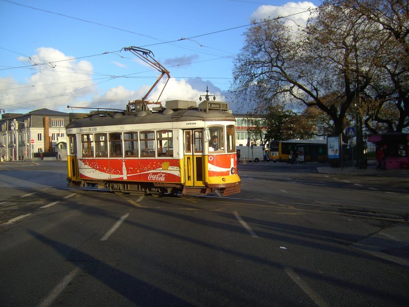 Straenbahn der Linie 25E erreicht soeben die Haltestelle am Bahnhof  Cais do Sodre. (Aufgenommen am 17. Mrz 2008)