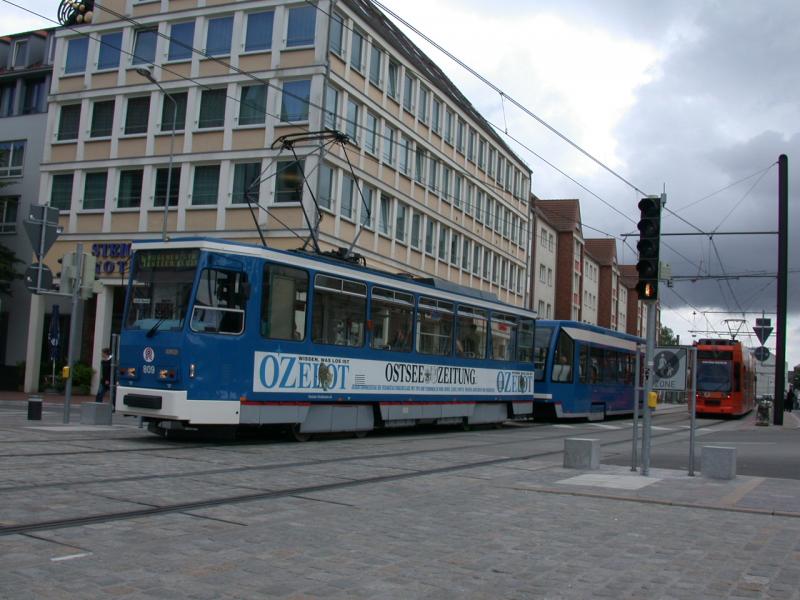 Strassenbahn Linie 4 der RSAG Rostock nach Ltten Klein fhrt am Neuen Markt ein. (09.08.2005)