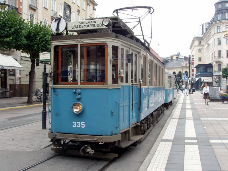 Stra�enbahn mit Beiwagen der Linie 7 in Norrmalmstorg.