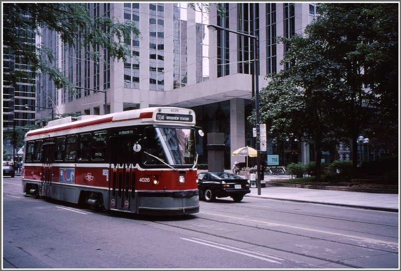 Strassenbahn mit Rollenstromabnehmer in Toronto. (Archiv 07/1998)