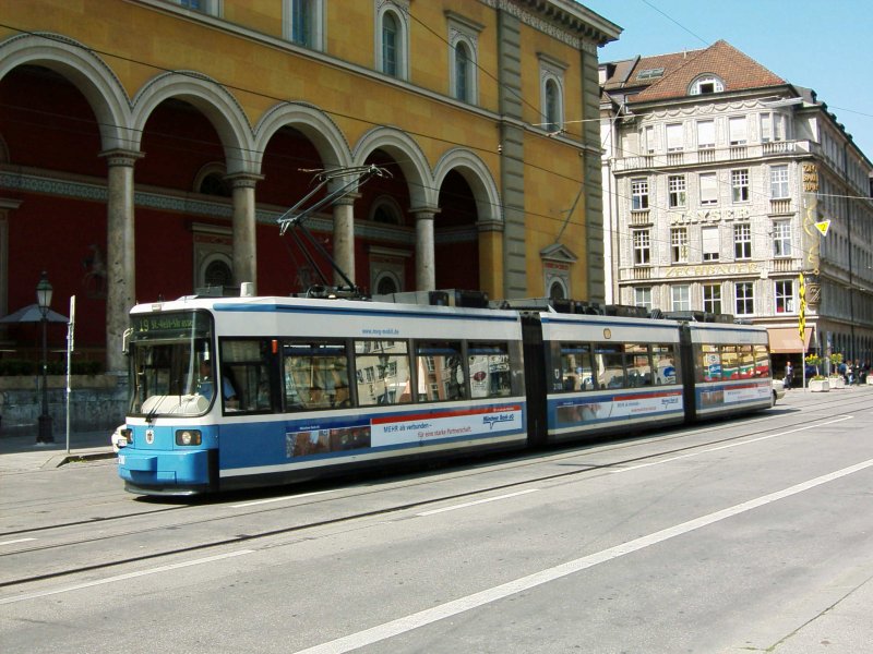 Straenbahn in Mnchen nahe der Residenzstrae im Juni 2007.