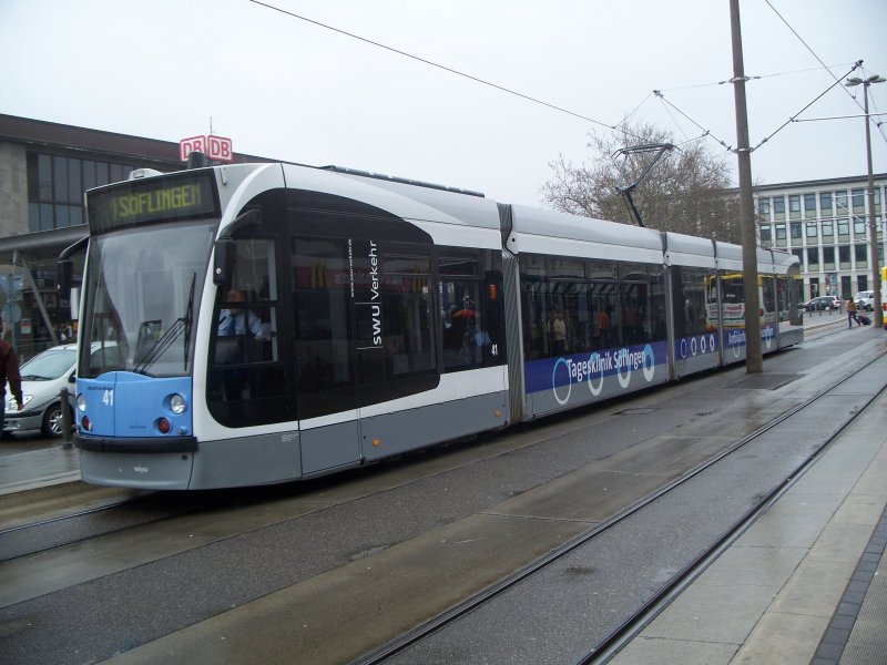 Straenbahn Nr. 41 der Stadtwerke Ulm Verkehr am 31. Mrz uf dem Bahnhofsvorplatz. 