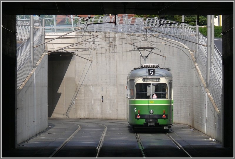 Strassenbahn Nr 5 verlsst Puntigam Richtung Innenstadt. (15.05.2008)