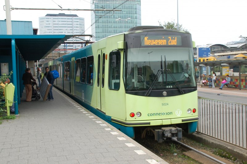 Straenbahn Nr. 5024 von Connexxion am 02.09.2006 beim Hauptbahnhof Utrecht.