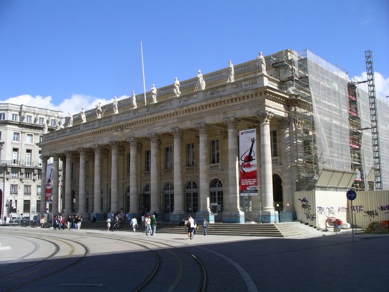 Straenbahn ohne Oberleitung - mit Mittelleiter!
in Bordeaux vor dem Grand Theatre

19.09.2004

