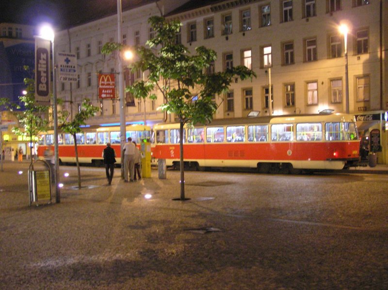 Straenbahn in Prag bei Nacht an der Station  Flora 
brigens fahren die Straenbahnen in Prag am wochenende fter als in der Woche, ebenso die Metro 
