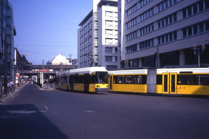 Straenbahn in Richtung Kupfergraben. Im Hintergrund Bahnhof Friedrichstrae.