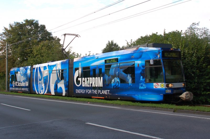 Stra�enbahn Triebwagen Nummer 421A der BOGESTRA (Bochum-Gelsenkirchener Stra�enbahnen AG ) auf der Linie 302 mit Ziel Gelsenkirchen Rathaus. Hier am 04.09.2007 gesehen mit FC Schalke 04 Motivwerbung an der Kurt-Schumacher-Stra�e.