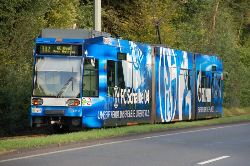 Stra�enbahn Triebwagen Nummer 421B der BOGESTRA (Bochum-Gelsenkirchener Stra�enbahnen AG ) auf der Linie 302 mit Ziel Gelsenkirchen Rathaus. Hier am 04.09.2007 gesehen mit FC Schalke 04 Motivwerbung  an der Kurt-Schumacher-Stra�e.
