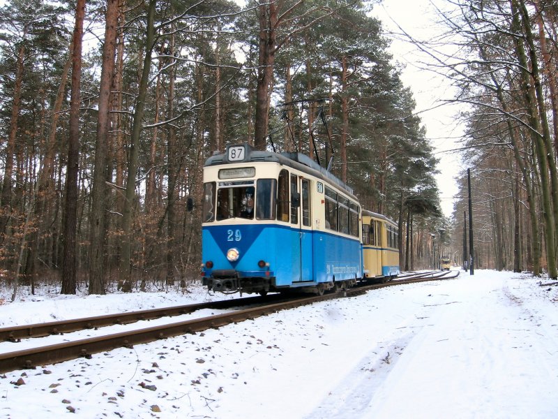 Strassenbahn-Tw mit Beiwagen im Wald nahe S-Bhf. Rahnsdorf, 2005