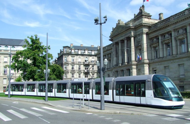 Straenbahn vor dem Gebude der Bibliothque Nationale et Universitaire de Strasbourg; 080830