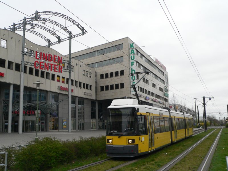 Straenbahn vor dem Lindencenter. Das Lindencenter ist das Hohenschnhausener Einkaufszentrum und liegt etwa am Bahnhof Hohenschnhausen. 8.4.2007