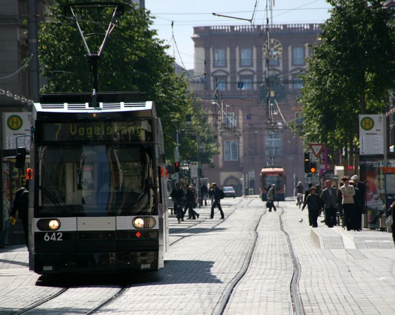 Strassenbahn vor dem Mannheimer Schloss, von der Haltestelle Neckartor aus fotografiert.