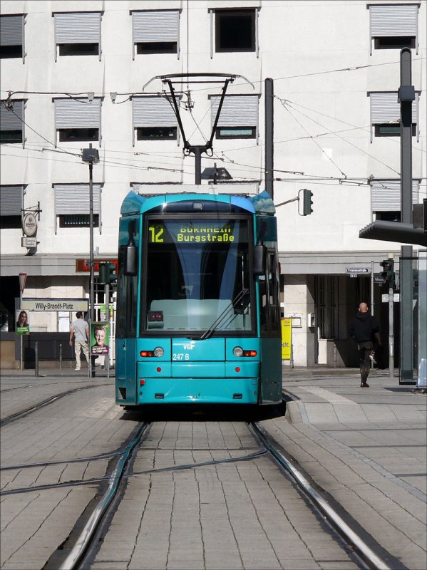 Straenbahn Wagen 247 auf der Linie 12 nach Bornheim, Burgstrae an der Haltestelle Willi-Brandt-Platz; Frankfurt am Main, 23.08.2009
