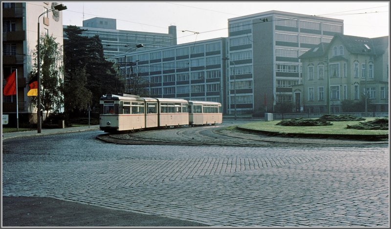 Strassenbahn in der Wendeschleife vor dem Rostocker Hauptbahnhof. (Archiv 10/82)