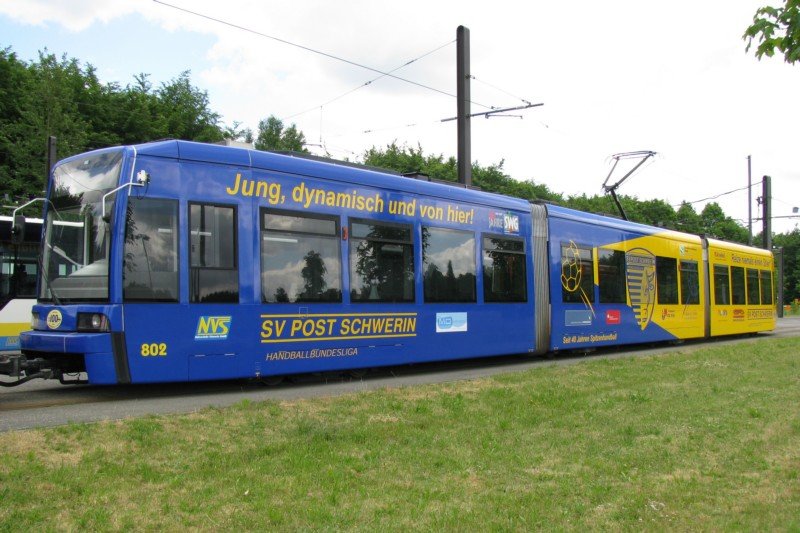 Straenbahn-Zug vom Typ Schwerin 2001, Nr. 802 der Nahverkehr Schwerin -NVS- mit Werbung fr den Sportverein SV Post Schwerin,  30.08.2008
