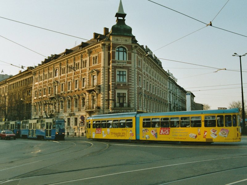 Straenbahnbegegung:
Von links eine polnische Konstal 105Na Garnitur und von rechts Tram Nummer 186 ( ein Dwag GT6 ex Nrnberg).

14.04.2004 Krakau