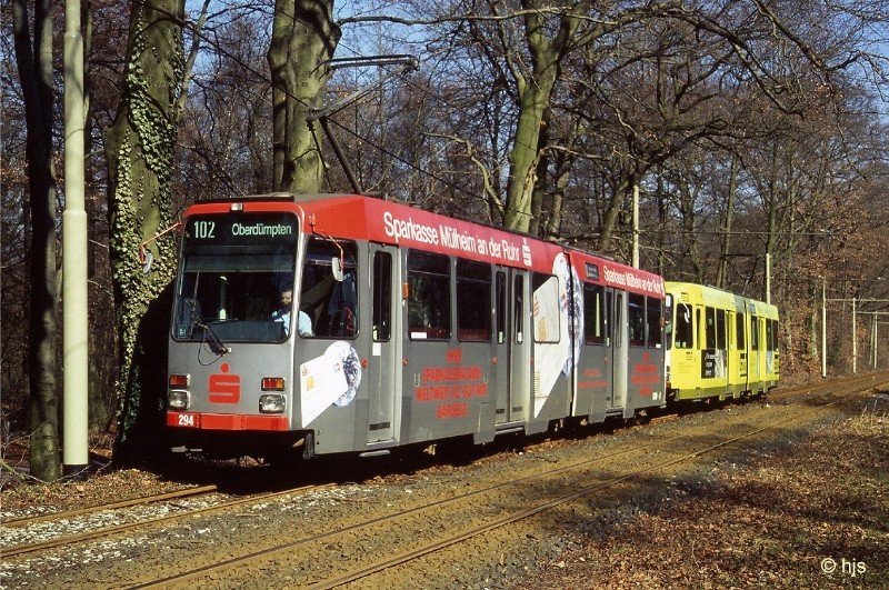 Stra�enbahnen mit Vollwerbung spielen im M�lheimer Stra�enbild nicht die gro�e Rolle wie in mancher anderen Stadt. Umso mehr f�llt es auf, wenn sich zwei Wagen mit Vollwerbung zu einem Paar finden (M6D-Tw 294+292 im vorfr�hlingshaften Uhlenhorst am 23. M�rz 2006). 