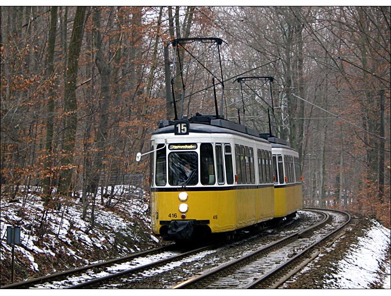 Straßenbahnfahrt durch den Wald - 

Dieser Streckenabschnitt zwischen Stelle und Ruhbank wird leider mit dem Ausbau zur Stadtbahn aufgegeben und entlang einer Hauptverkehrsstraße neu trassiert. 

Stuttgart,07.01.2006 (M)