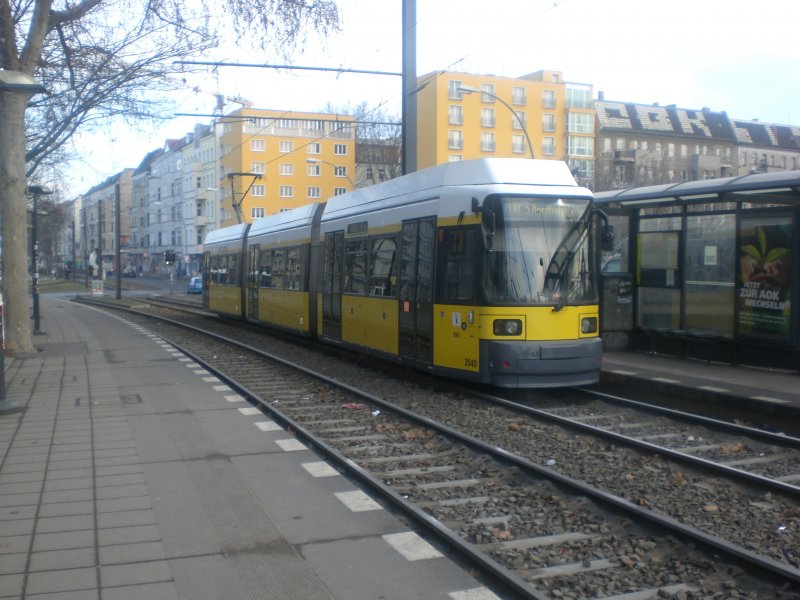 Stra�enbahnlinie M10 nach S-Bahnhof Nordbahnhof am S-Bahnhof Warschauer Stra�e.