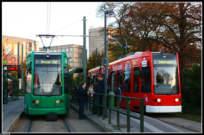 Stra�enbahnlinien 1 und 3 am Bahnhof Dessau. Aufgenommen vom Fu�g�nger�berweg aus.