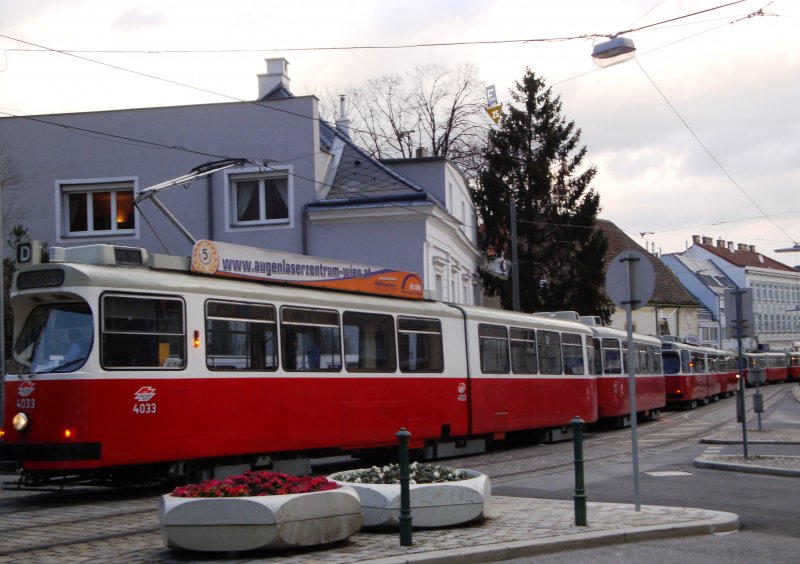 Straenbahnstau von drei E2 Wagen auf der Linie D, der sich aufgrund eines Verkehrsunfalls bildete. Nudorf, 24.3.09
