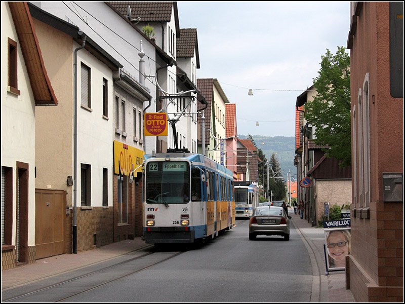 Straßenbahnstrecke in Heidelberg-Eppelheim - 

In der Eppelheimer Hauptstraße geht es sehr eng zu, die eingleisige Strecke führt sehr dicht an den Häusern entlang. Zwei Wagen der Linie 23 sind hier in Richtung Endstelle unterwegs. Aufnahmestandpunkt ist zwischen den Haltestellen Eppelheim Rathaus und Jakobsgasse. 

23.04.2009 (M)