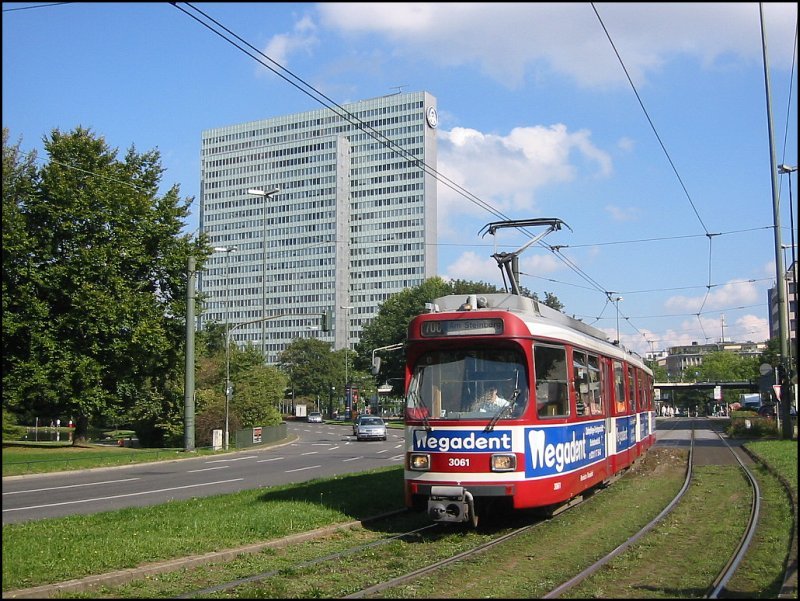 Straenbahntriebwagen 3061 der Rheinbahn vom Typ GT8S (Baujahr 1975) hat gerade die Haltestelle am Jan-Wellem-Platz verlassen. (30.09.2006)